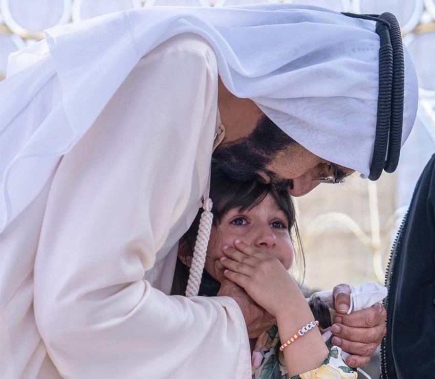 محمد بن راشد يحقق أمنية طفلة بلقائها في إكسبو دبي