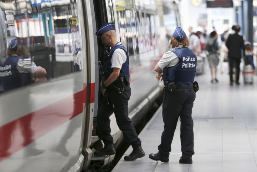 ضباط أمن يطلقون النار على رجل يمسك سكيناً في محطة قطارات بباريس