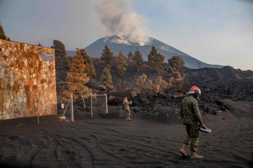 بركان «لابالما» يغلق مدارس ويعيق الطيران