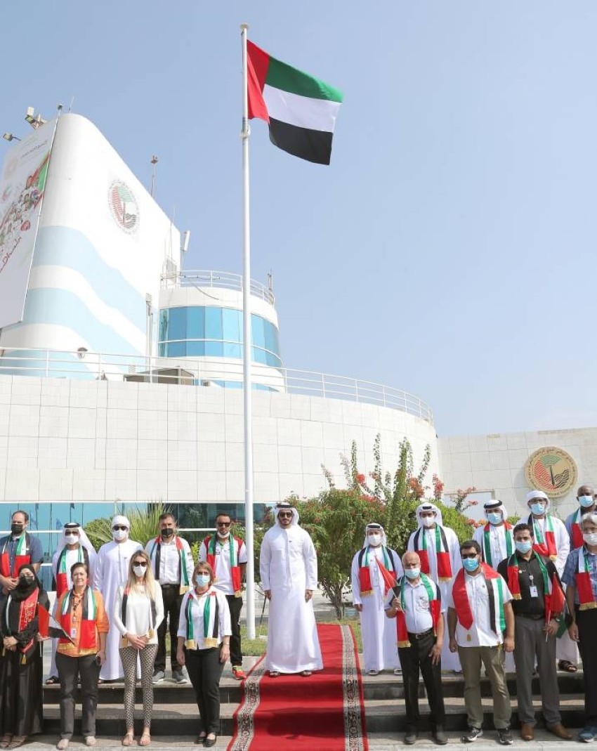 محمد بن سلطان بن خليفة يرفع العلم في «أبوظبي الدولي للرياضات البحرية»