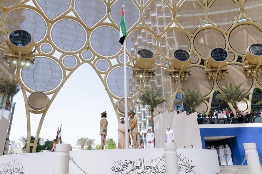 محمد بن راشد يرفع عَلَم الدولة في ساحة الوصل بمقر إكسبو 2020 دبي