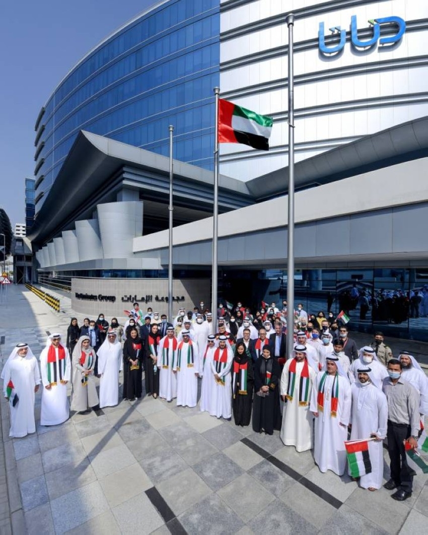 أحمد بن سعيد يرفع علم الإمارات أمام المبنى 3 في مطار دبي