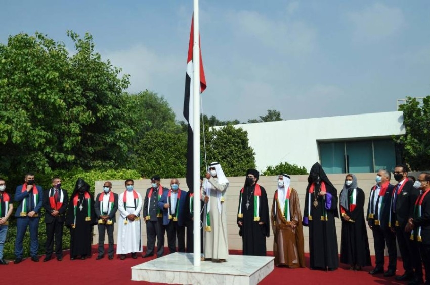 نهيان بن مبارك يرفع علم الإمارات على سارية وزارة التسامح والتعايش