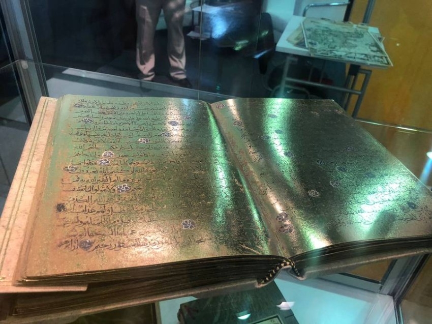 منها مصحف مكتوب بالذهب.. 2.6 مليون يورو ثمن كتب نادرة في «الشارقة للكتاب»