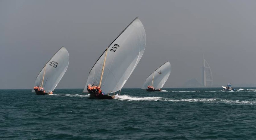 83 مشاركاً في سباق دبي للقوارب الشراعية المحلية السبت
