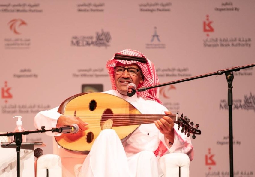 خالد عبدالرحمن يحلِّق بالشعر والموسيقى على مسرح «الشارقة للكتاب»