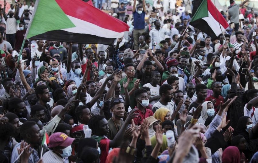 غداة دعوات لعصيان مدني.. محتجون يغلقون شوارع العاصمة في السودان