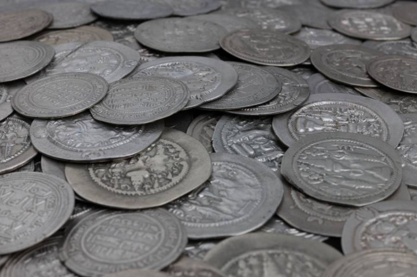 «كنز الجزيرة» باللوفر أبوظبي.. 2800 قطعة نقدية تضيء على تاريخ التجارة