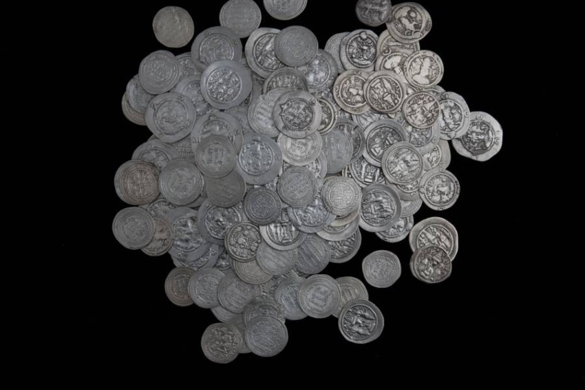«كنز الجزيرة» باللوفر أبوظبي.. 2800 قطعة نقدية تضيء على تاريخ التجارة