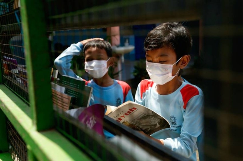 مكتبة إندونيسية تطلق «الكتب مقابل القمامة»