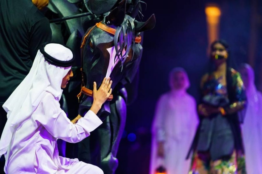 محمد بن راشد يحضر العرض المسرحي «العاديات.. الفتى والخيل» في إكسبو