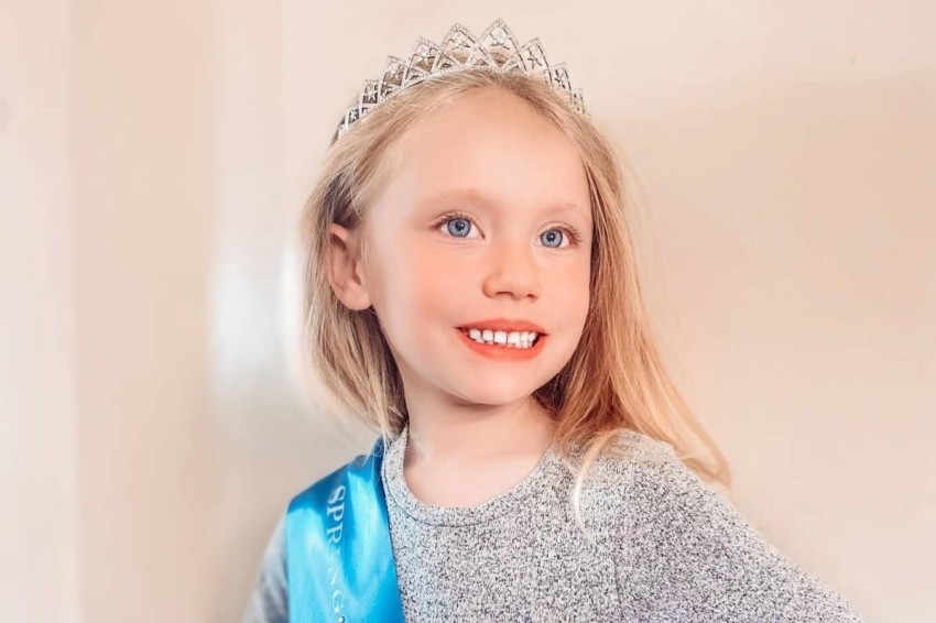 5 سنوات عمر أصغر ملكة جمال في بريطانيا