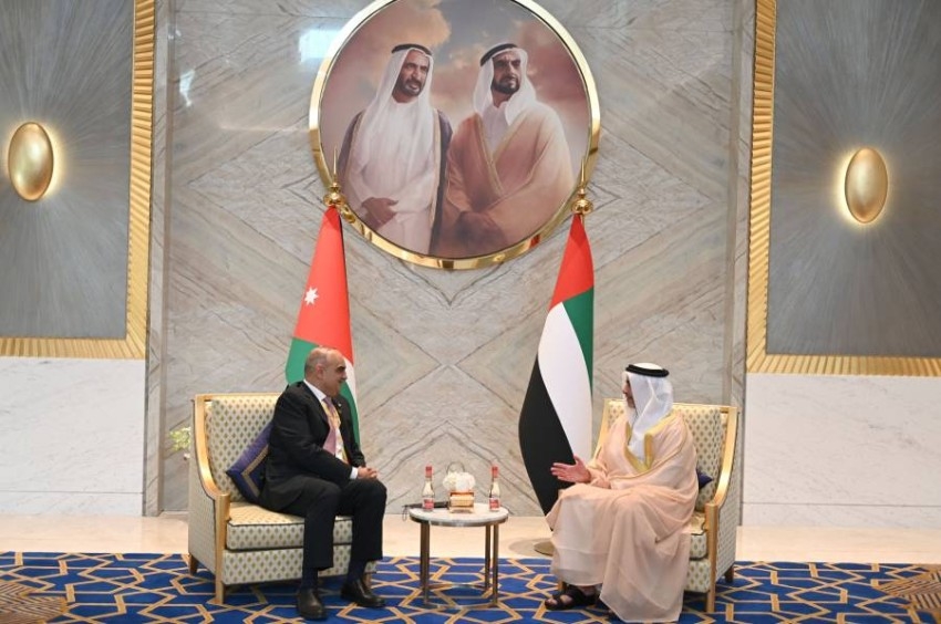 سيف بن زايد يستقبل رئيس الوزراء الأردني بمقر إكسبو 2020