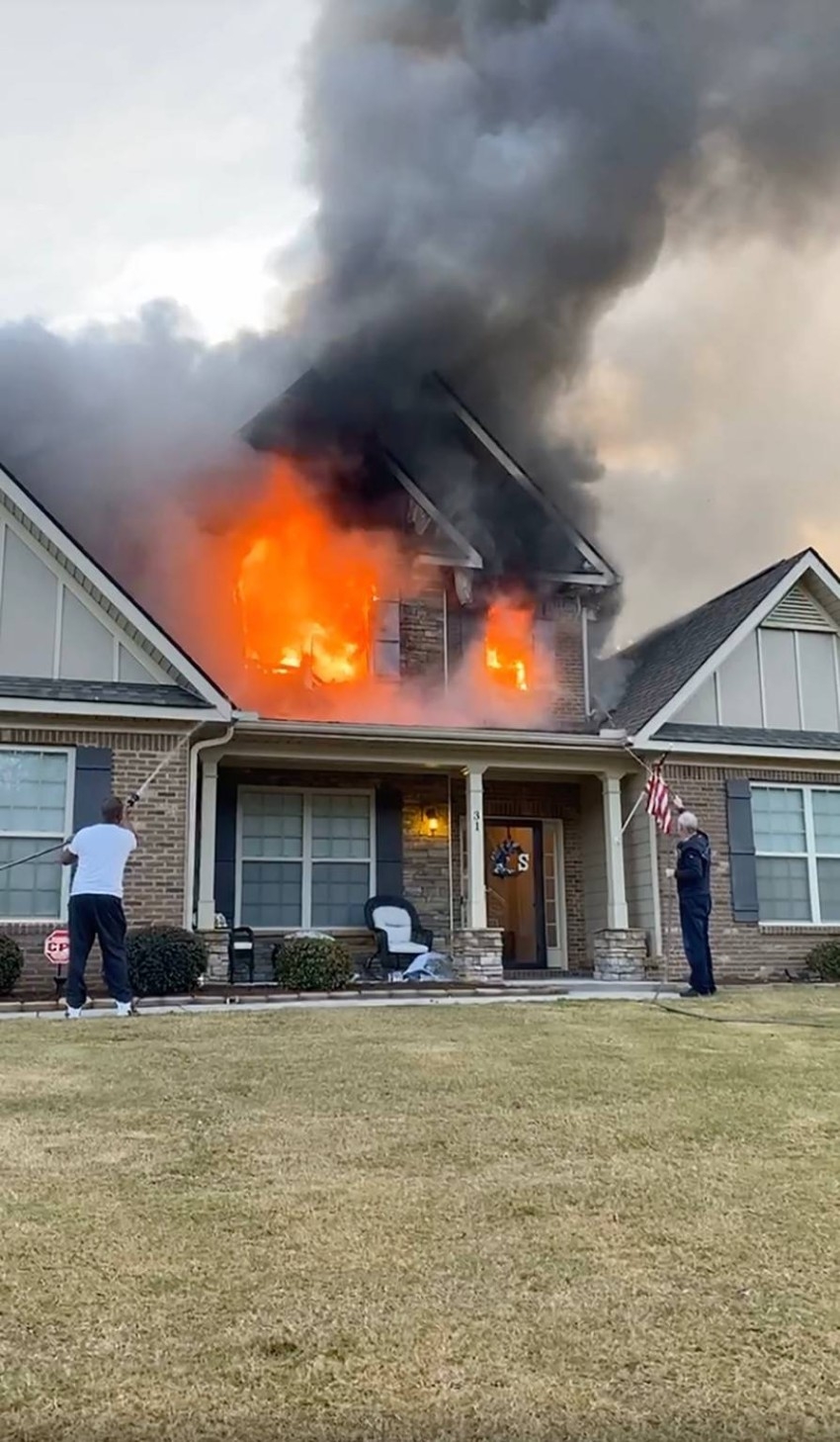 أمريكي ينقل حريق منزله في بث مباشر على فيسبوك