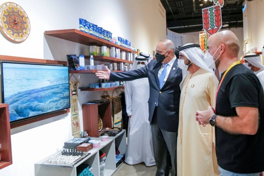 محمد بن راشد يزور جناحَي الأردن وسنغافورة في إكسبو دبي