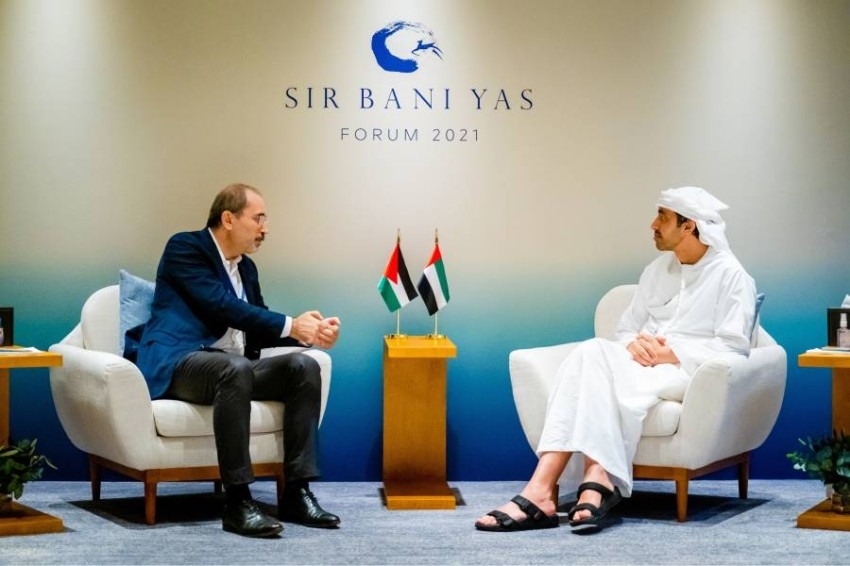 عبدالله بن زايد ووزير خارجية الأردن يستعرضان تعزيز العلاقات الأخوية