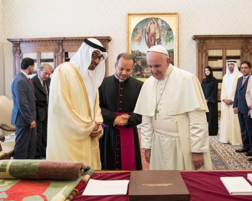 بـ150 ألف دولار.. عمل فني يخلد سجادة السلام المهداة من الإمارات لبابا الفاتيكان