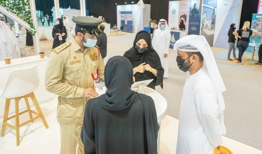شرطة دبي تتلقى طلبات الانتساب عبر معرض الإمارات للوظائف 2021