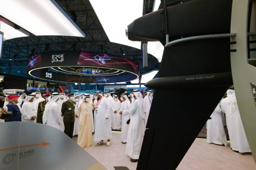 محمد بن راشد يتفقد معرض «دبي للطيران 2021»