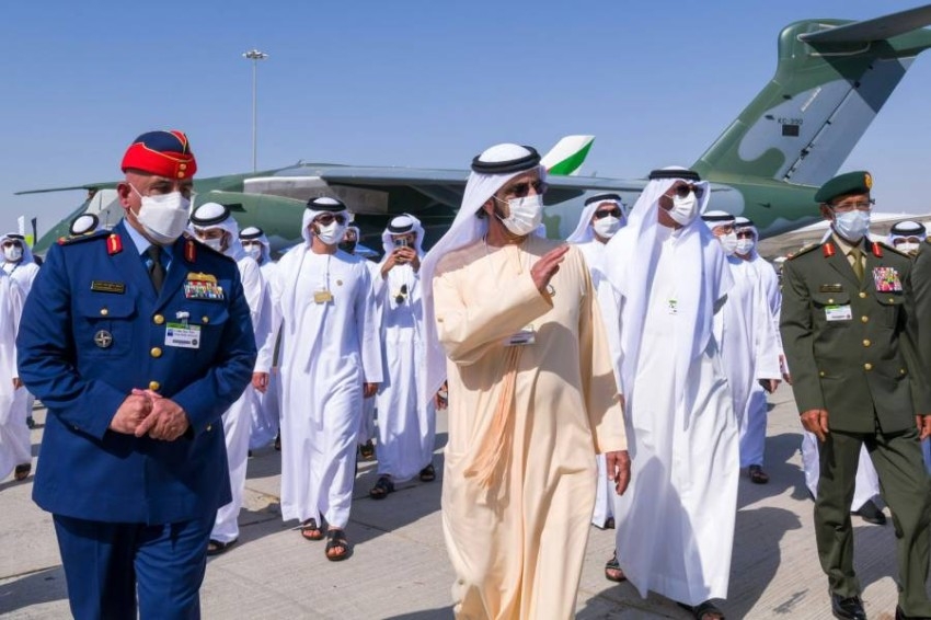 محمد بن راشد يتفقد معرض «دبي للطيران 2021»