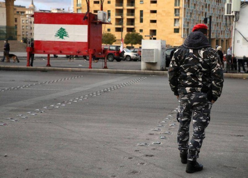 الجيش اللبناني يمنع المحتجين ضد سوء الوضع المعيشي من قطع الطرقات