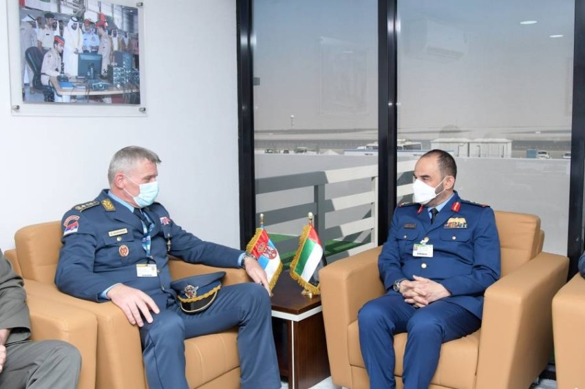 نائب قائد القوات الجوية يلتقي عدداً من ضيوف معرض دبي للطيران