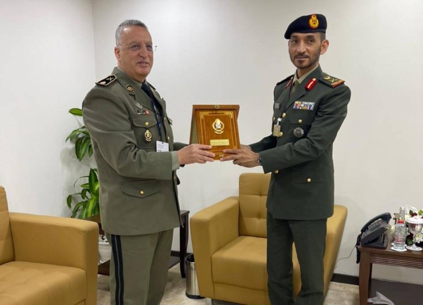 قائد القوات البرية يستقبل رئيس أركان جيش البر التونسي بمعرض دبي للطيران