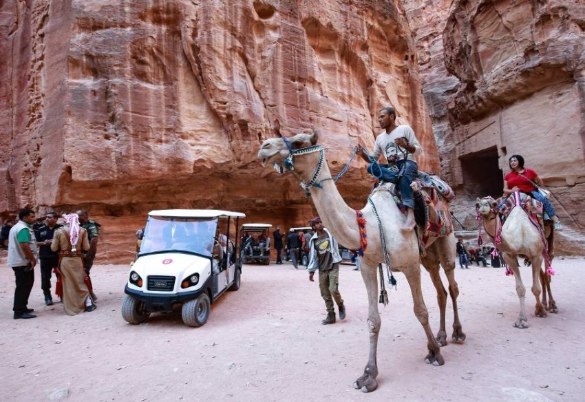 بالصور: سيارات كهربائية تنقل السياح في البتراء بدلاً من عربات الخيول