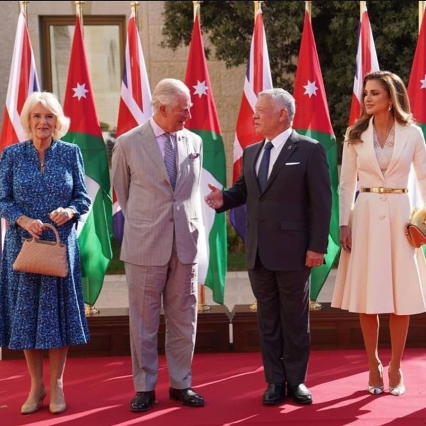 الملكة رانيا تخطف الأنظار بفستانها الفخم أثناء استقبال دوقة كورنوال كاميلا