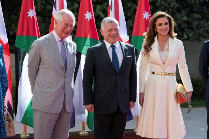 الملكة رانيا تخطف الأنظار بفستانها الفخم أثناء استقبال دوقة كورنوال كاميلا