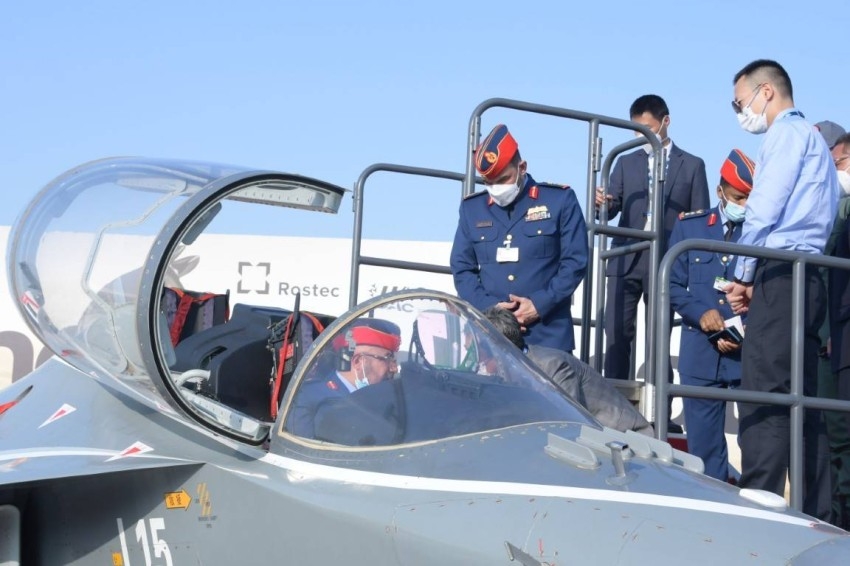 قائد القوات الجوية والدفاع الجوي الإماراتي يقوم بجولة بـ«دبي للطيران»