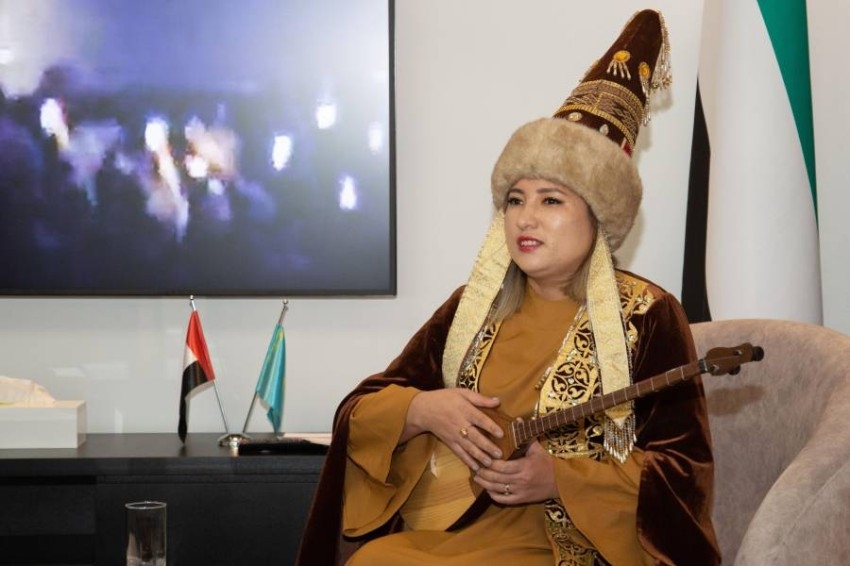 في 5 دقائق.. فنانة كازاخية تعلم زوار إكسبو العزف على الآلات الموسيقية