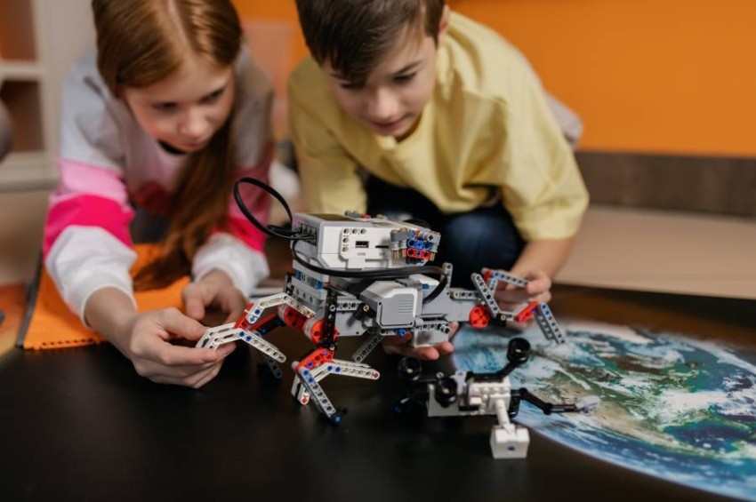 تعليم الأطفال أسرار صناعة الروبوتات في «إكسبو 2020»