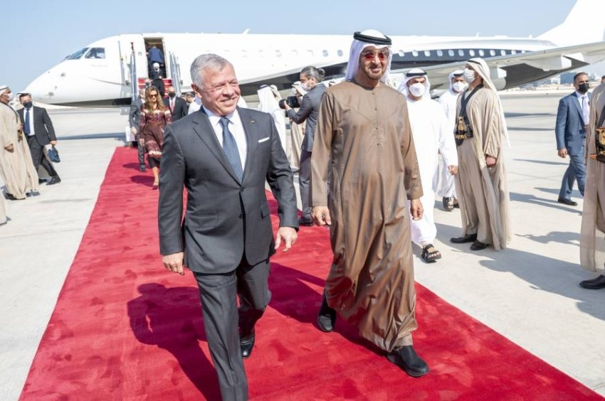 محمد بن زايد يستقبل ملك الأردن لدى وصوله الإمارات