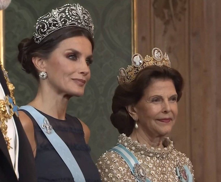 إحداهن اختارت «H&M»: أناقة الملكات في مأدبة عشاء رسمية بالسويد