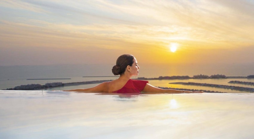 Aura Skypool.. السباحة في سماء دبي برؤية 360 درجة