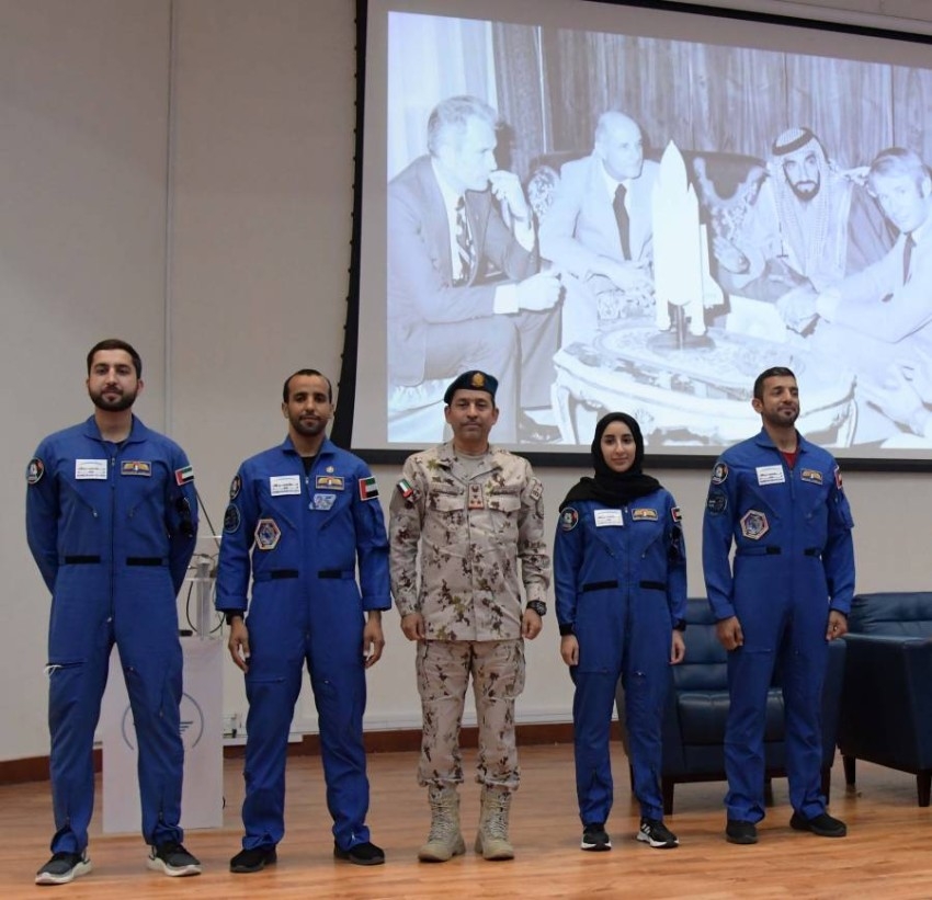 رواد الفضاء الإماراتيون يزورون معهد القوات الجوية والدفاع الجوي