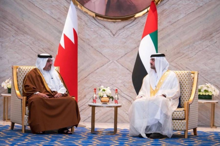 مكتوم بن محمد يبحث مع ولي عهد البحرين العلاقات الثنائية