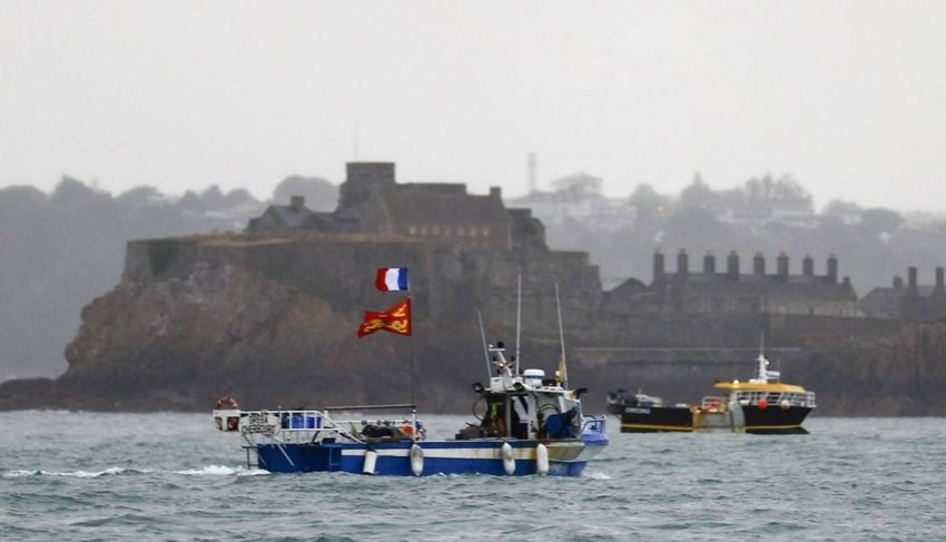 «طلقة تحذيرية» تفاقم أزمة سفن الصيد بين فرنسا وبريطانيا
