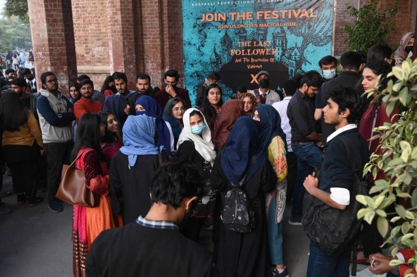 طلاب باكستانيون يحولون حرم الجامعة لمدرسة هاري بوتر للسحر