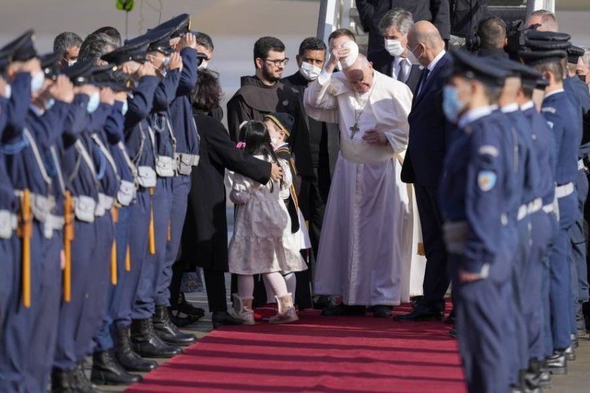 البابا فرنسيس يصل لليونان لتسليط الضوء على محنة المهاجرين