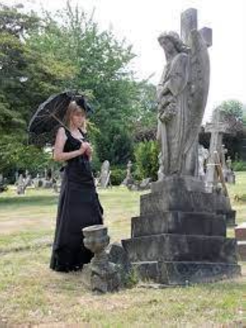 150 جنازة لغرباء تحضرها فنانة بريطانية عاشقة للموت!