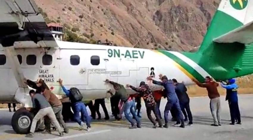 الركاب اضطروا لدفع الطائرة عن المدرج. (Social Media)