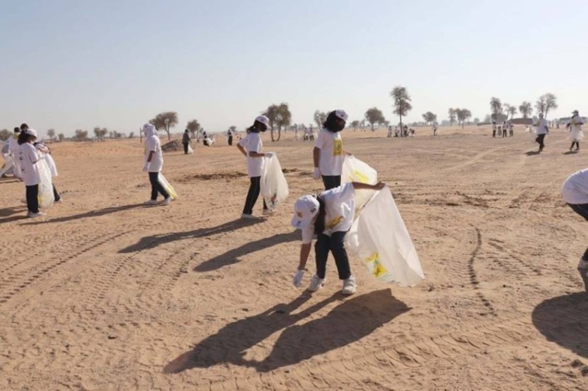 متطوعون يجمعون طناً من النفايات في أول أيام حملة «نظفوا الإمارات»
