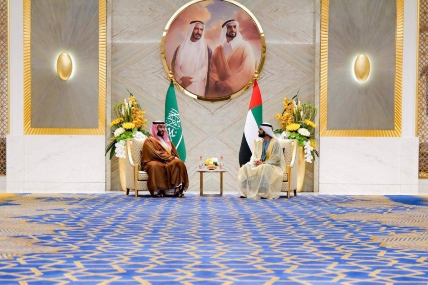 محمد بن راشد وولي العهد السعودي يستعرضان تعزيز التعاون الخليجي