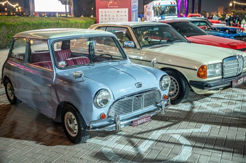«سيارات كلاسيكية» تعود بجمهور «فعاليات الشارقة» إلى الخمسينيات
