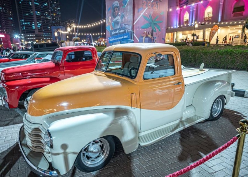 «سيارات كلاسيكية» تعود بجمهور «فعاليات الشارقة» إلى الخمسينيات