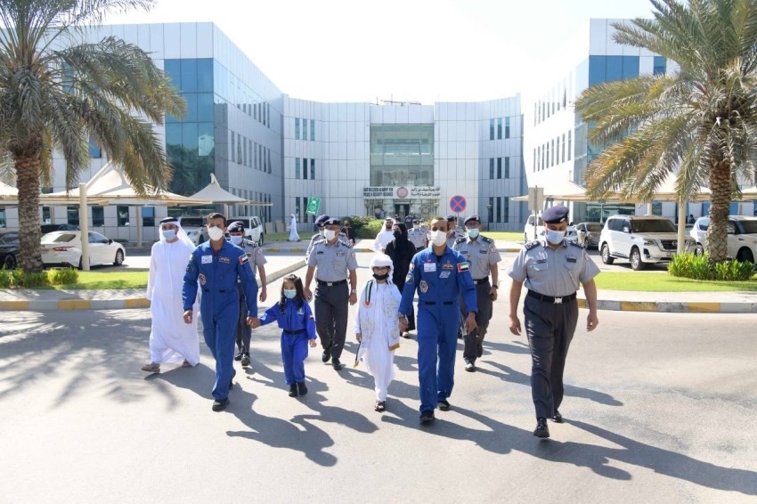 رائدا الفضاء الإماراتيان يستعرضان في شرطة أبوظبي مهمة «طموح زايد»