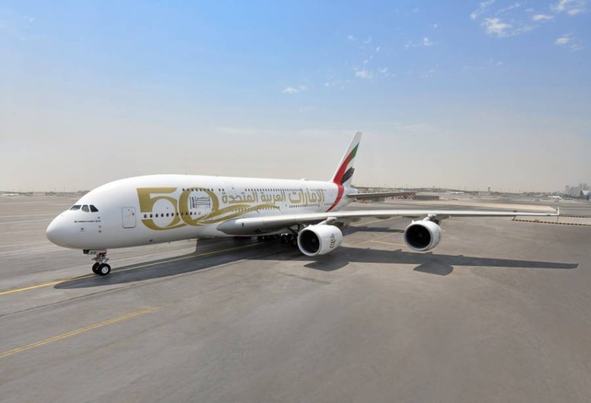 طائرة الإمارات بـ«كسوة الخمسين» إلى البحرين احتفالاً باليوبيل الذهبي للمملكة