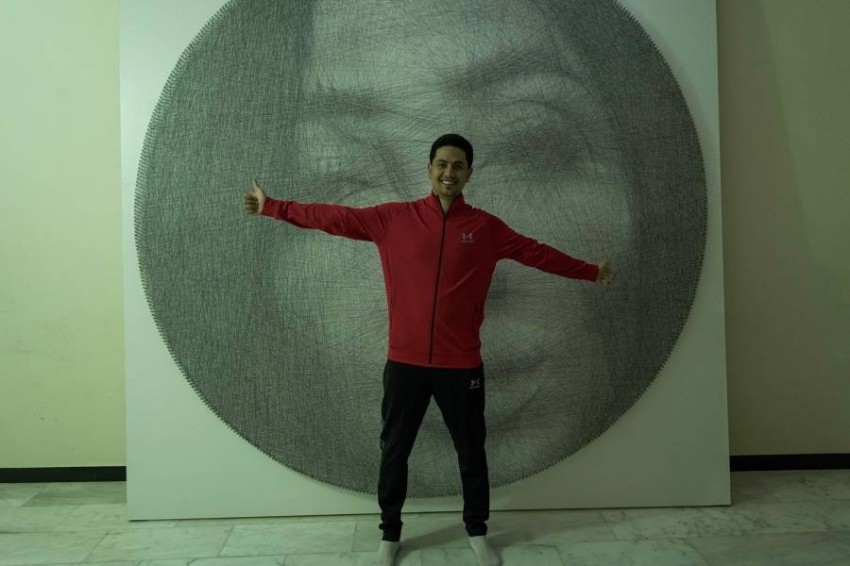 بالفيديو.. فنان عراقي يدخل «غينيس» بأكبر لوحة من الخيوط والمسامير